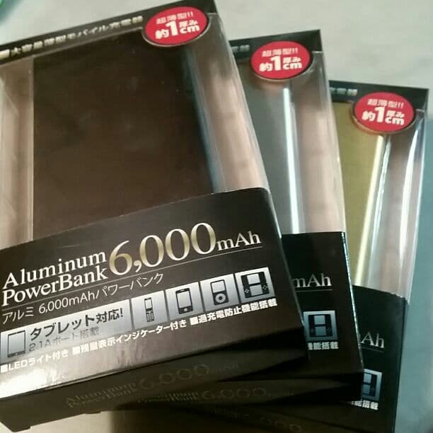 ３つで8000円、バラ売りありです！大容量薄型モバイル充電器、LEDライト付き