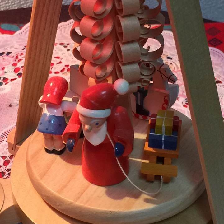 ドイツ伝統な回転式クリスマスキャンドルスタンド サンタクロース
