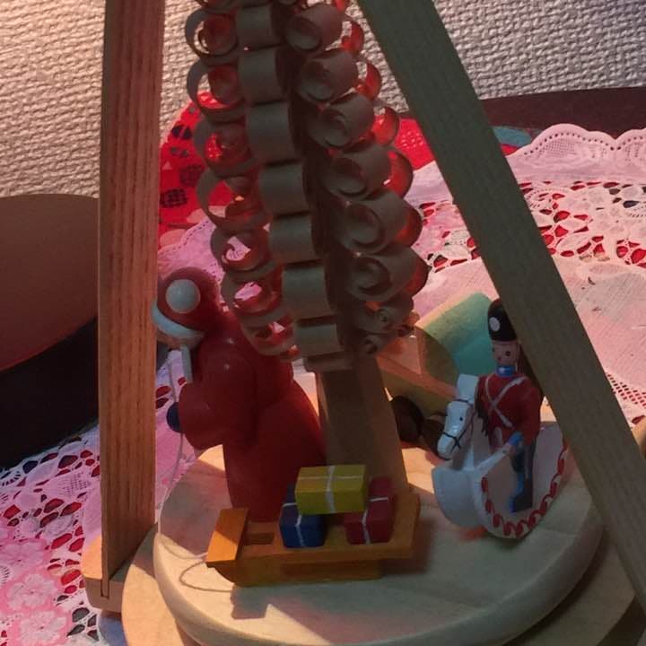 ドイツ伝統な回転式クリスマスキャンドルスタンド サンタクロース