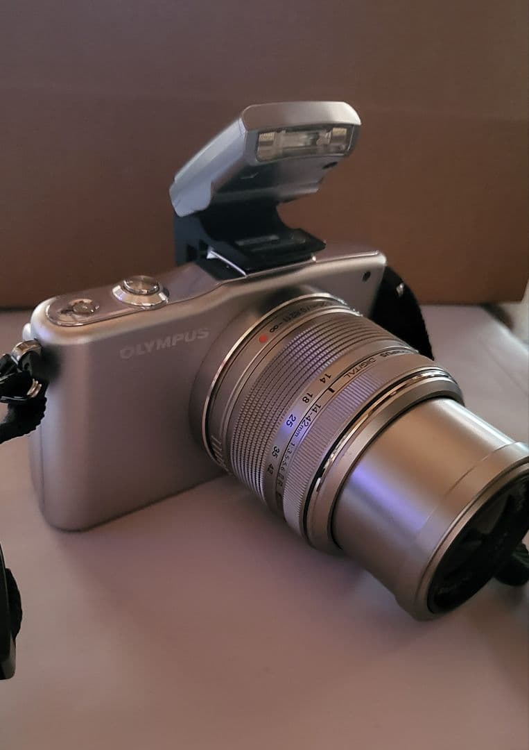 OLYMPUS ミラーレス一眼カメラ シルバー