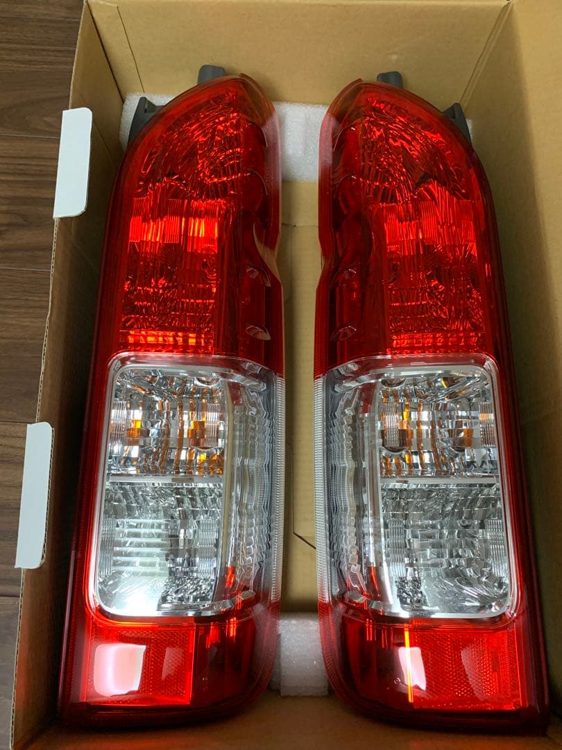 トヨタ　ハイエース　テールランプ 2個セット