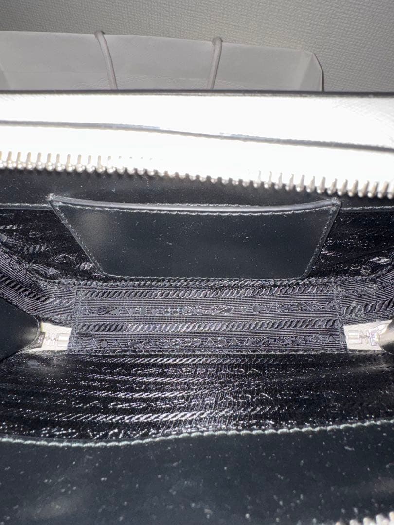 PRADA サフィアーノレザーショルダーバッグ　ホワイト