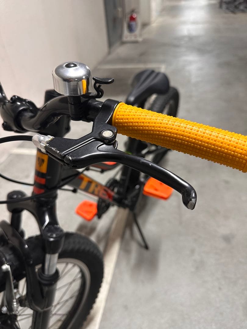 Trek キッズバイク 20インチ 黒/オレンジ