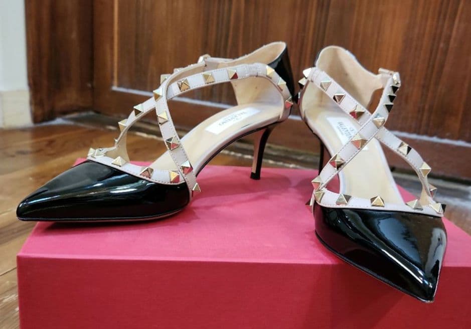 VALENTINO　ヴァレンティノ　スタッズクロスパンプス