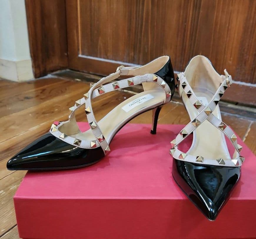 VALENTINO　ヴァレンティノ　スタッズクロスパンプス