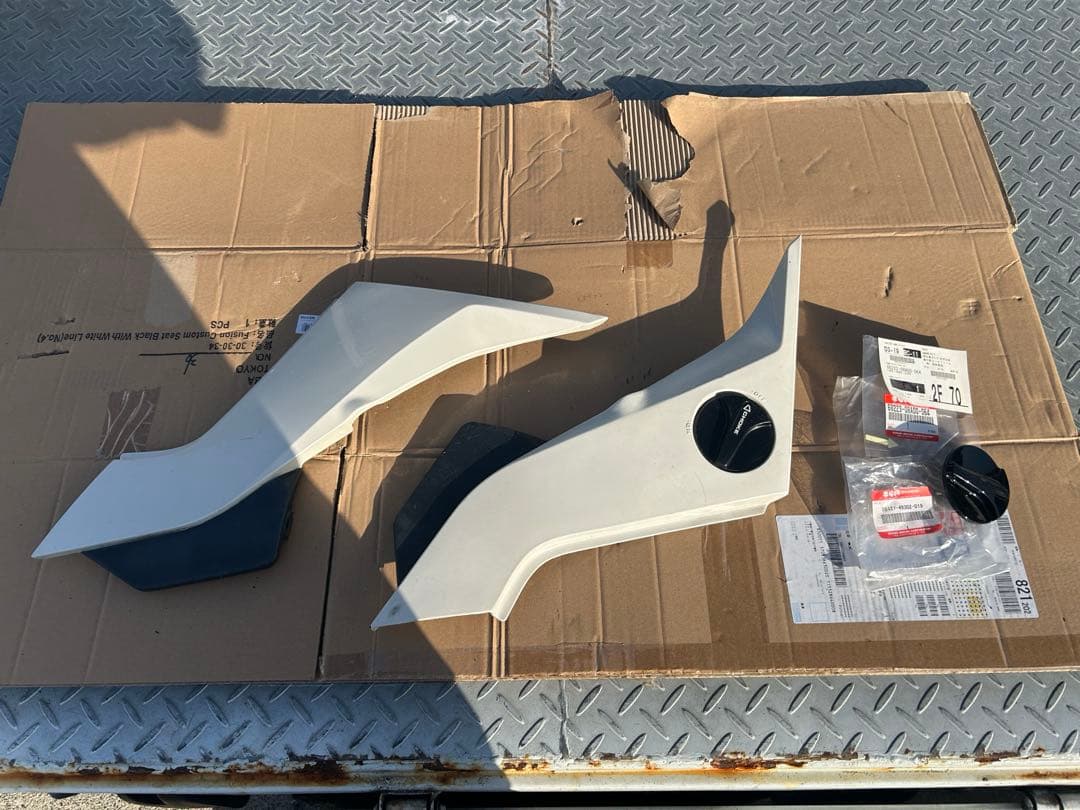 gsx750s カタナ　3型　サイドカウル　新品チョークダイヤル付