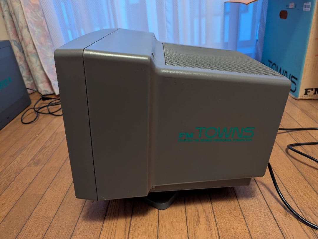 FM TOWNS & FM TOWNS II ジャンク品　取扱説明書一式あり。