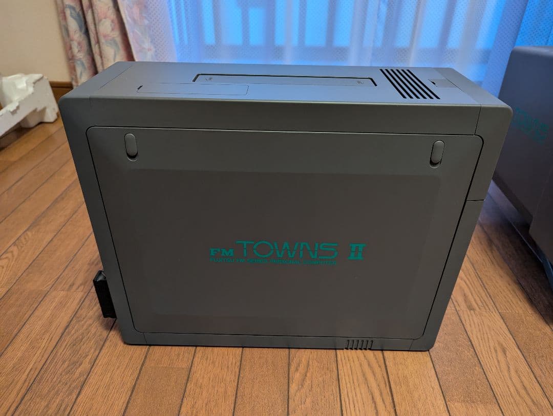 FM TOWNS & FM TOWNS II ジャンク品　取扱説明書一式あり。