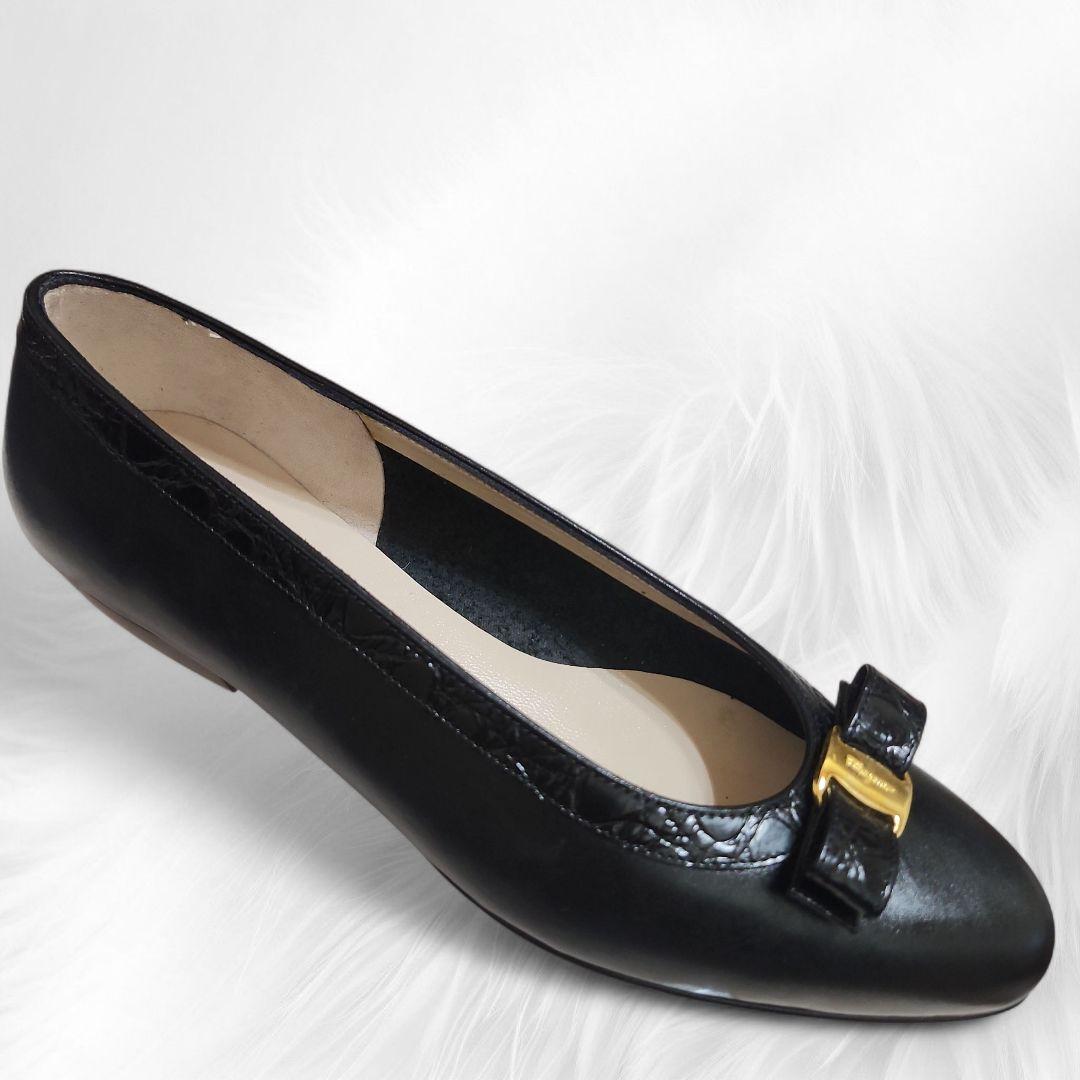 【新品】フェラガモ フラットパンプス ヴァラリボンブラック型押し6C 23cm