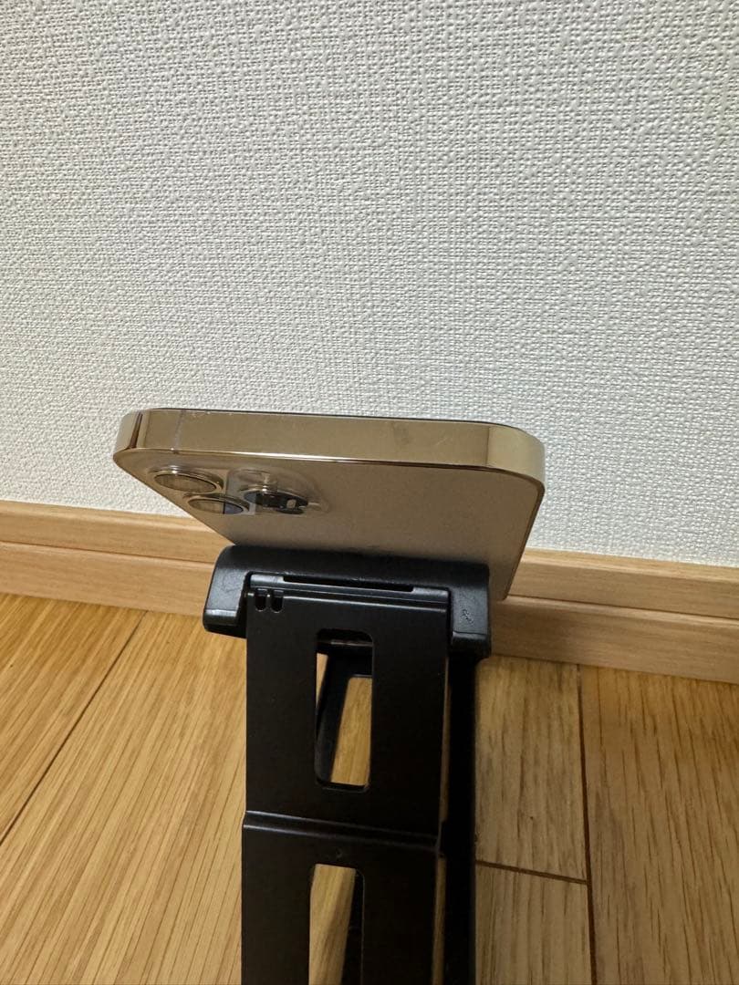 シルバー トリプルカメラ スマートフォン 本体