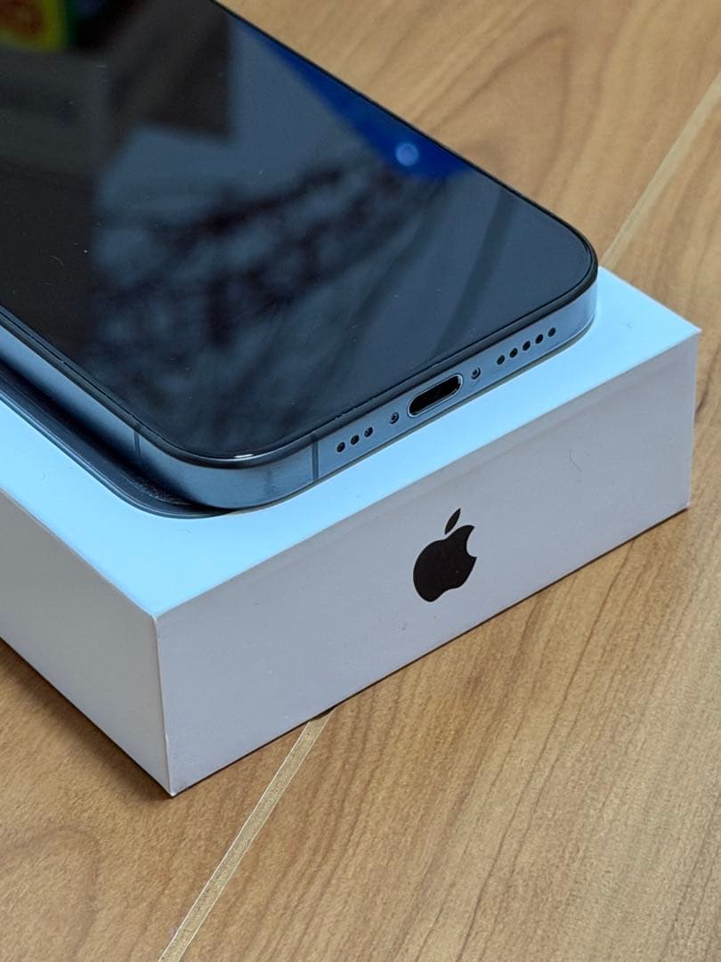 【美品】iPhone15 Pro ブラックチタニウム　256GB SIMフリー