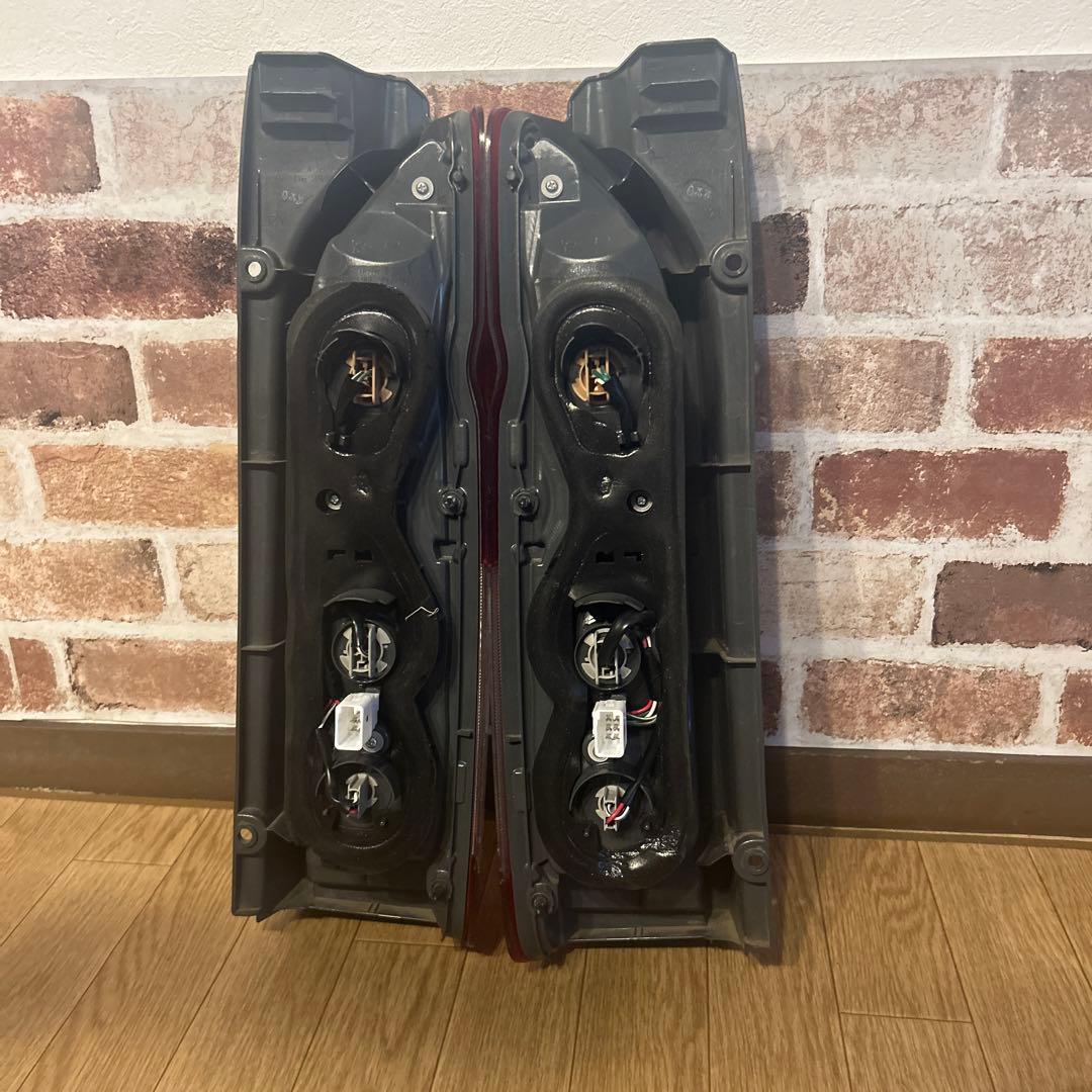 キム兄‼️ 200系ハイエーステールランプ純正新車外し6型