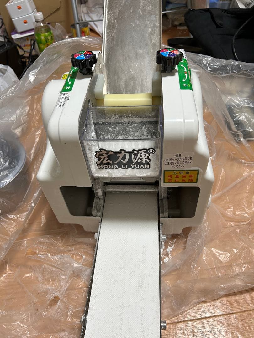 業務用・家庭用 餃子皮機餃子皮直径8.5cm／1分60枚，1枚あたり重量：約6g