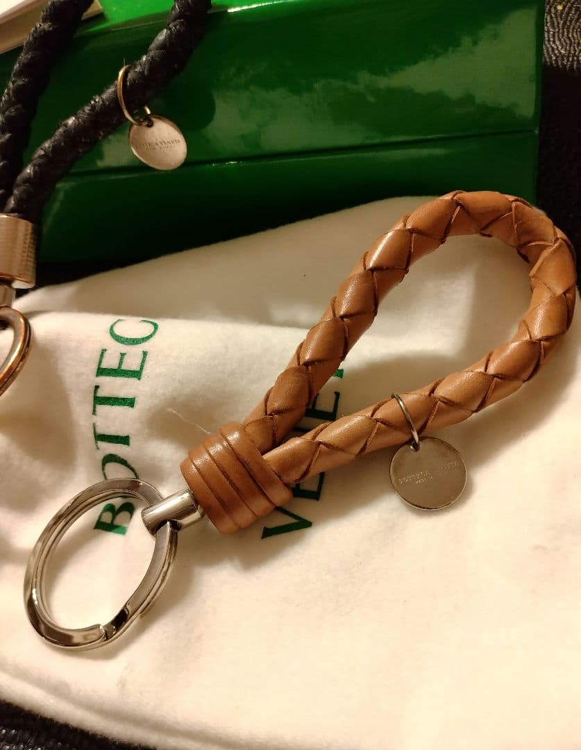 ボッテガヴェネタ　キーリング　キーホルダー　ベージュ　黒、２個セット