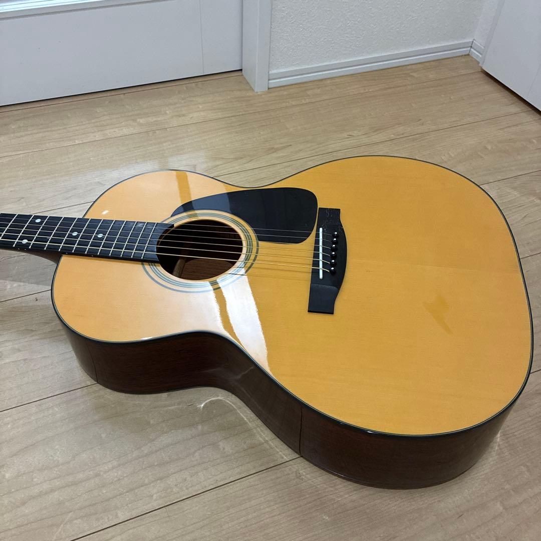 タカミネ　アコースティックギター　スモールタイプで弾きやすいギターです