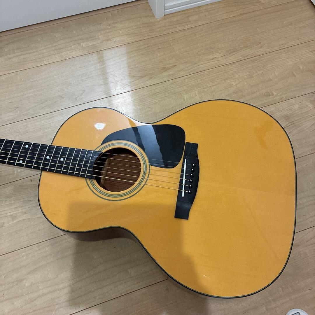 タカミネ　アコースティックギター　スモールタイプで弾きやすいギターです