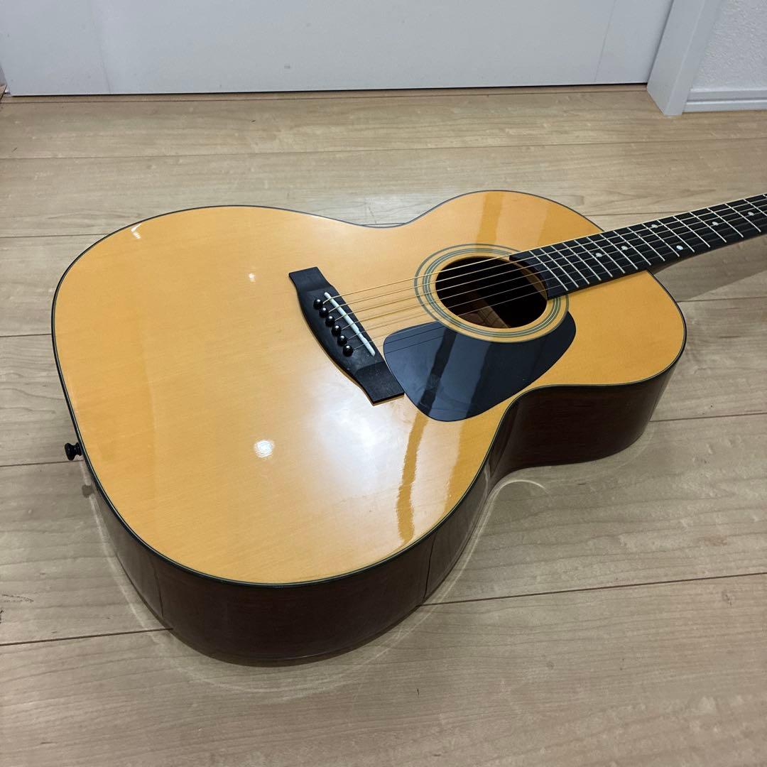 タカミネ　アコースティックギター　スモールタイプで弾きやすいギターです
