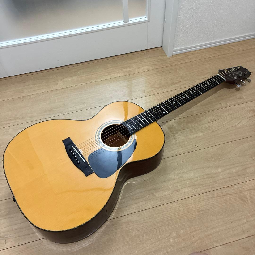 タカミネ　アコースティックギター　スモールタイプで弾きやすいギターです