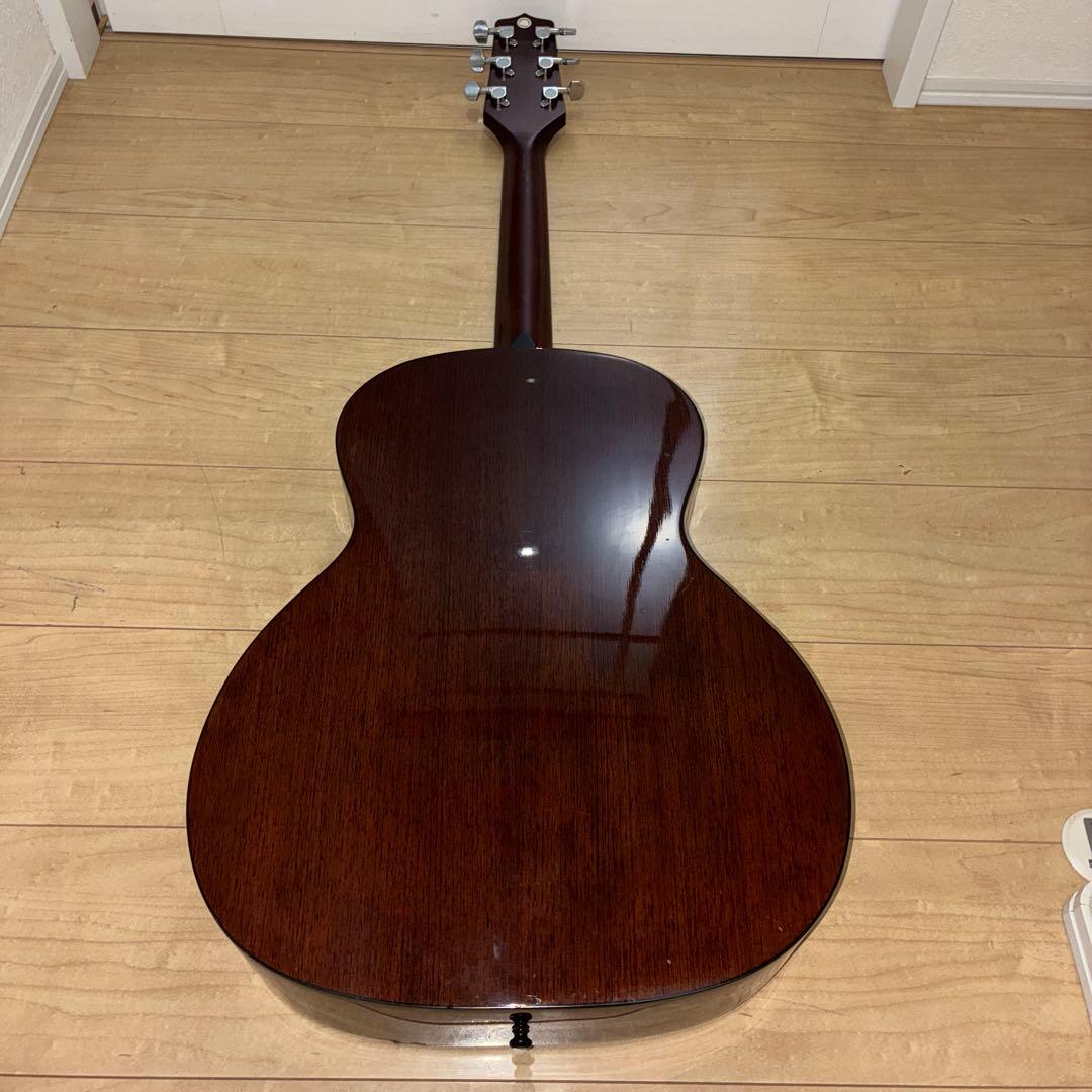 タカミネ　アコースティックギター　スモールタイプで弾きやすいギターです