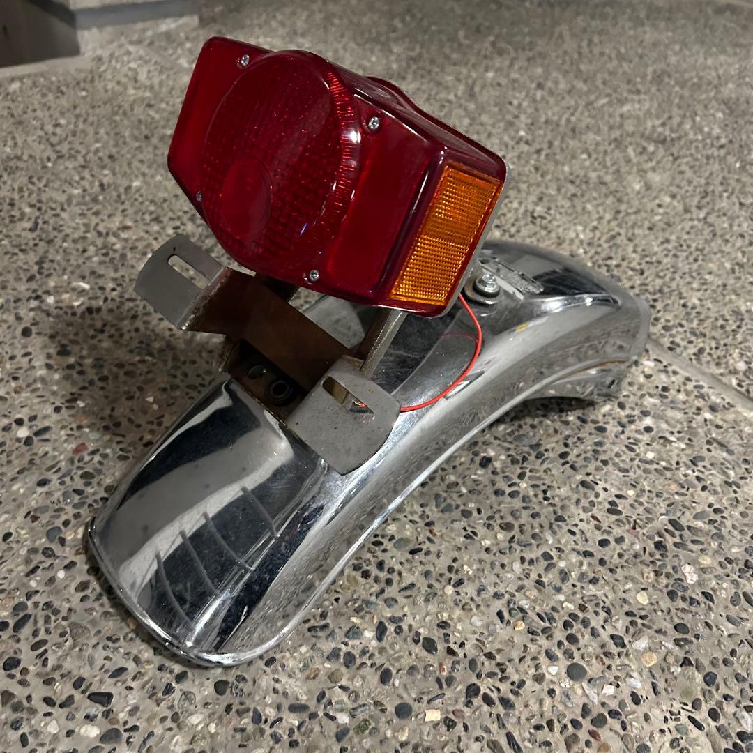 ヨンフォア　純正リアフェンダー　テールランプ