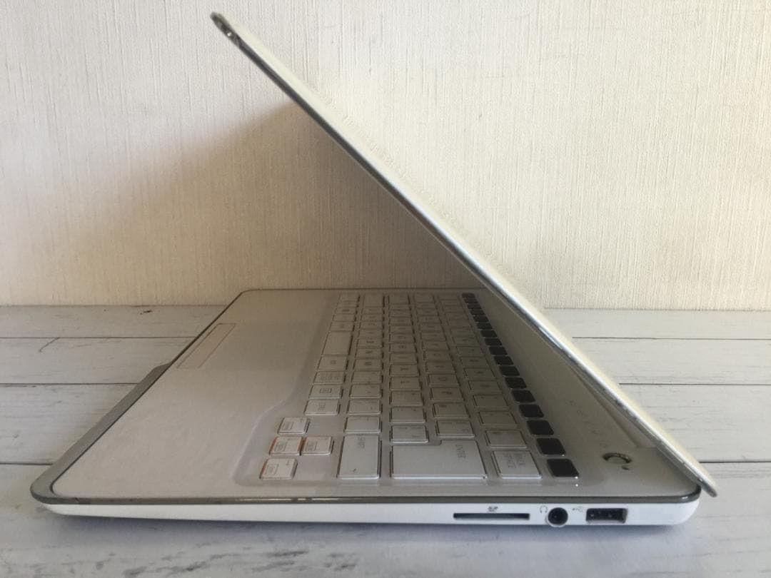 富士通 Floral Kiss FMVC55W おしゃれなコンパクトノート