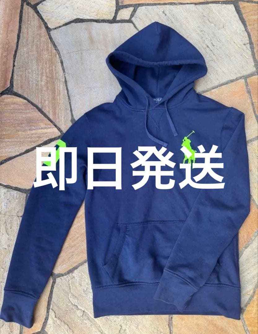 ポロシャツロゴ付きネイビーパーカー