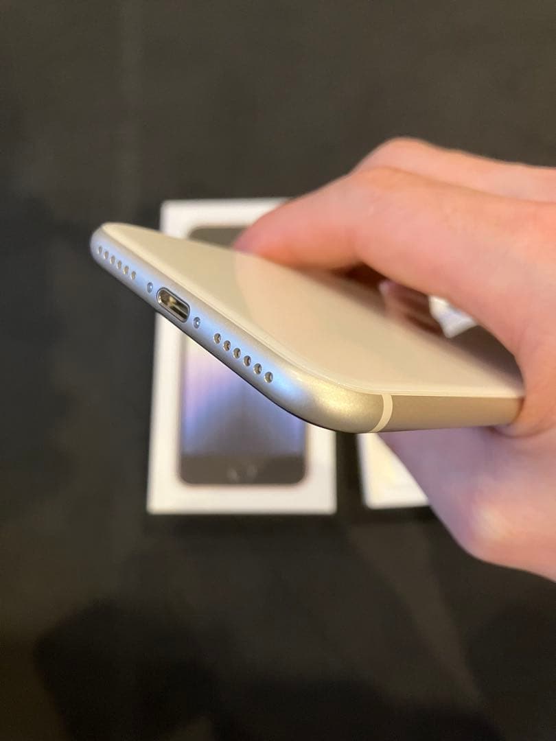 iPhone SE (3世代) ホワイト系SIMフリー美品ケーブル箱付