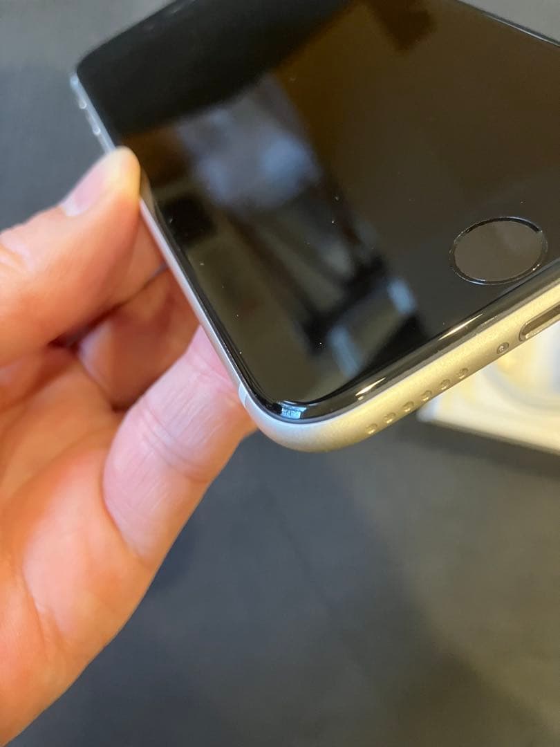 iPhone SE (3世代) ホワイト系SIMフリー美品ケーブル箱付