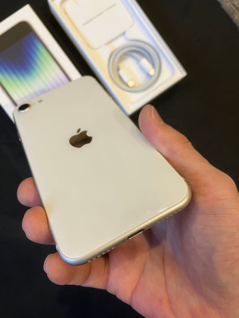 iPhone SE (3世代) ホワイト系SIMフリー美品ケーブル箱付