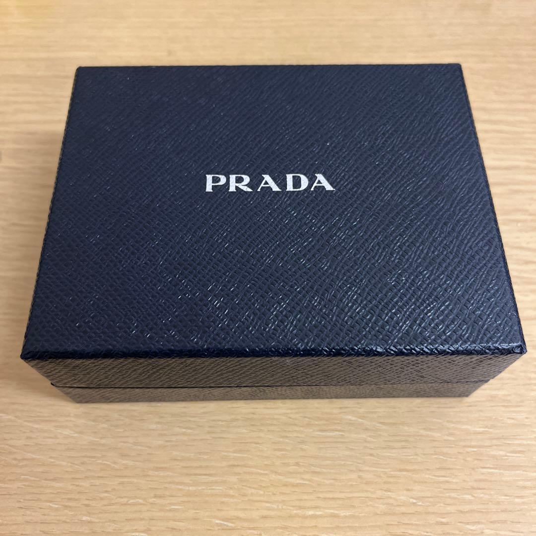 プラダ　二つ折り財布　ブラック