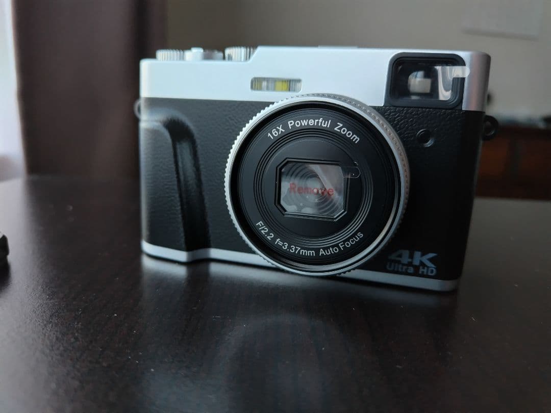 【ほぼ新品】4K レトロ風デジタルカメラ 16倍ズーム　microSDカード付き
