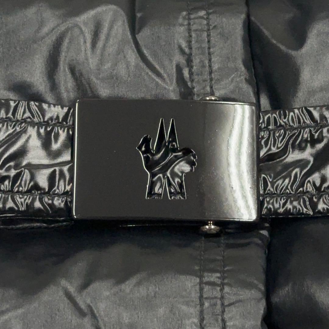 11748【美品・ベルト付き】モンクレール　ワッペン付きダウンコートジャケット黒