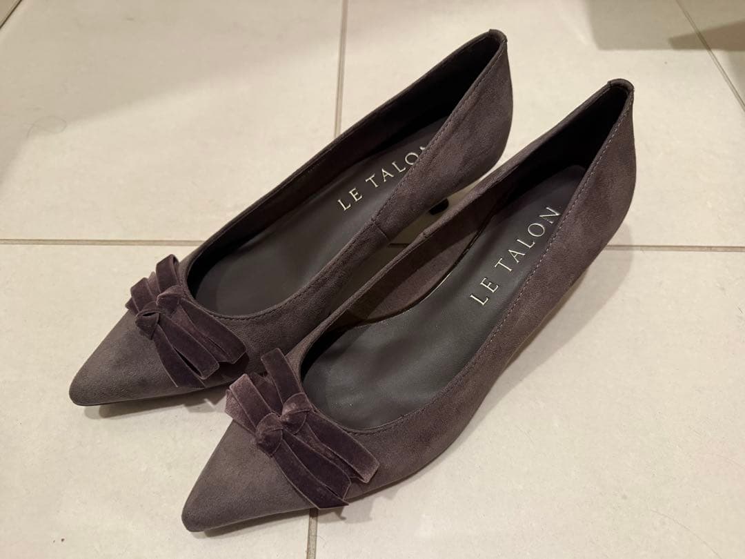 LE TALON グレー リボン付きパンプス