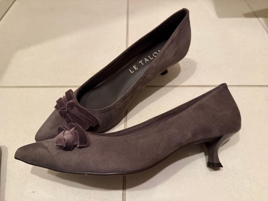 LE TALON グレー リボン付きパンプス