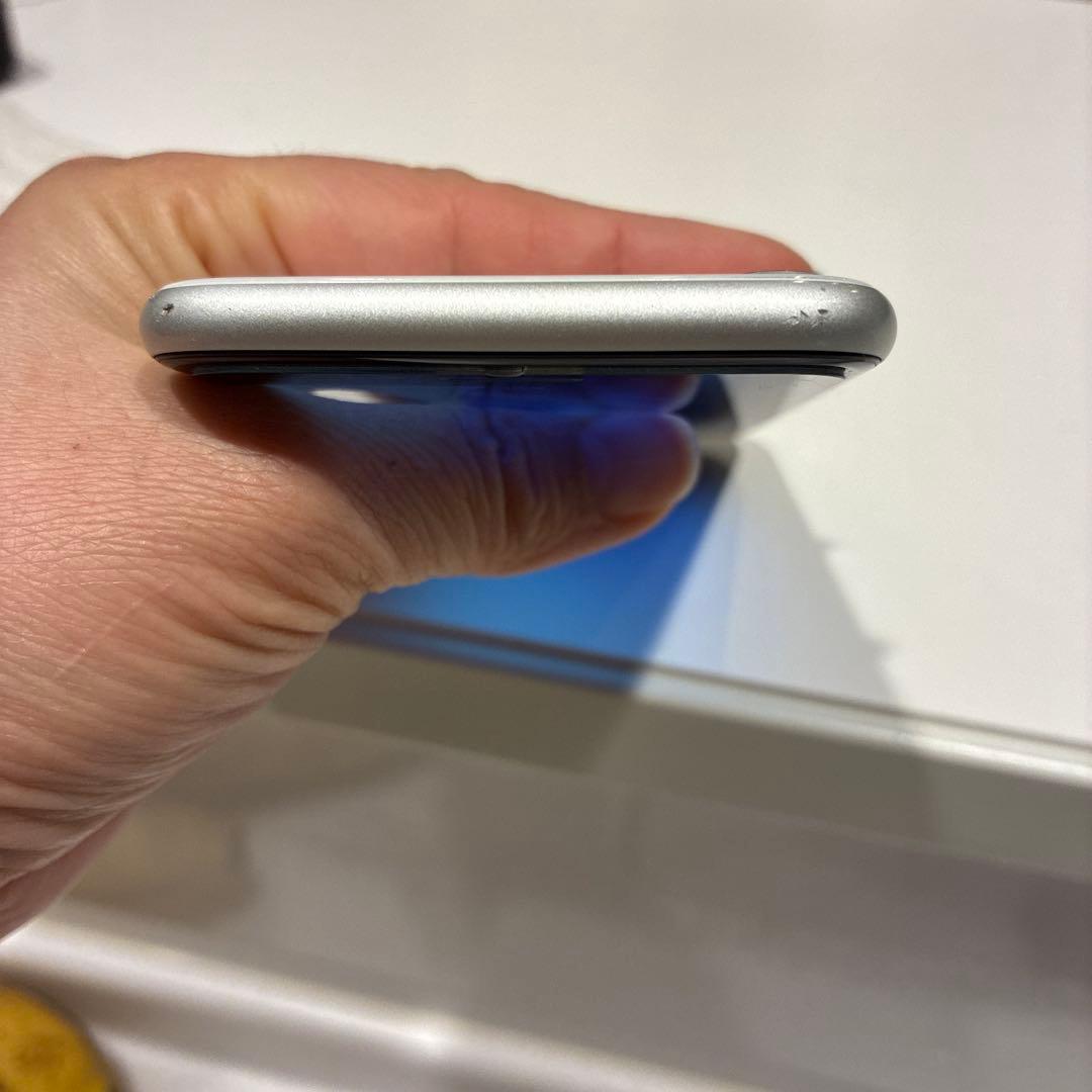 Apple iPhone SE ホワイト本体