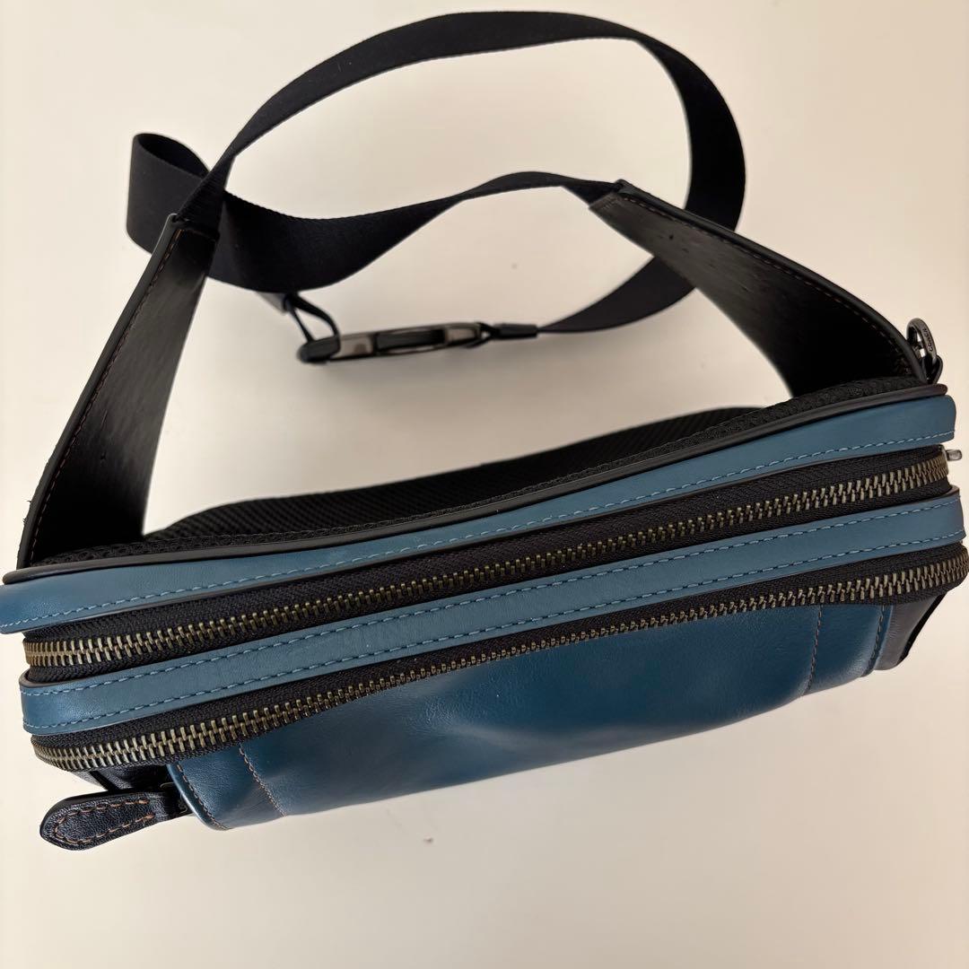 未使用　COACH レザー ボディバッグ 青と黒コンビ