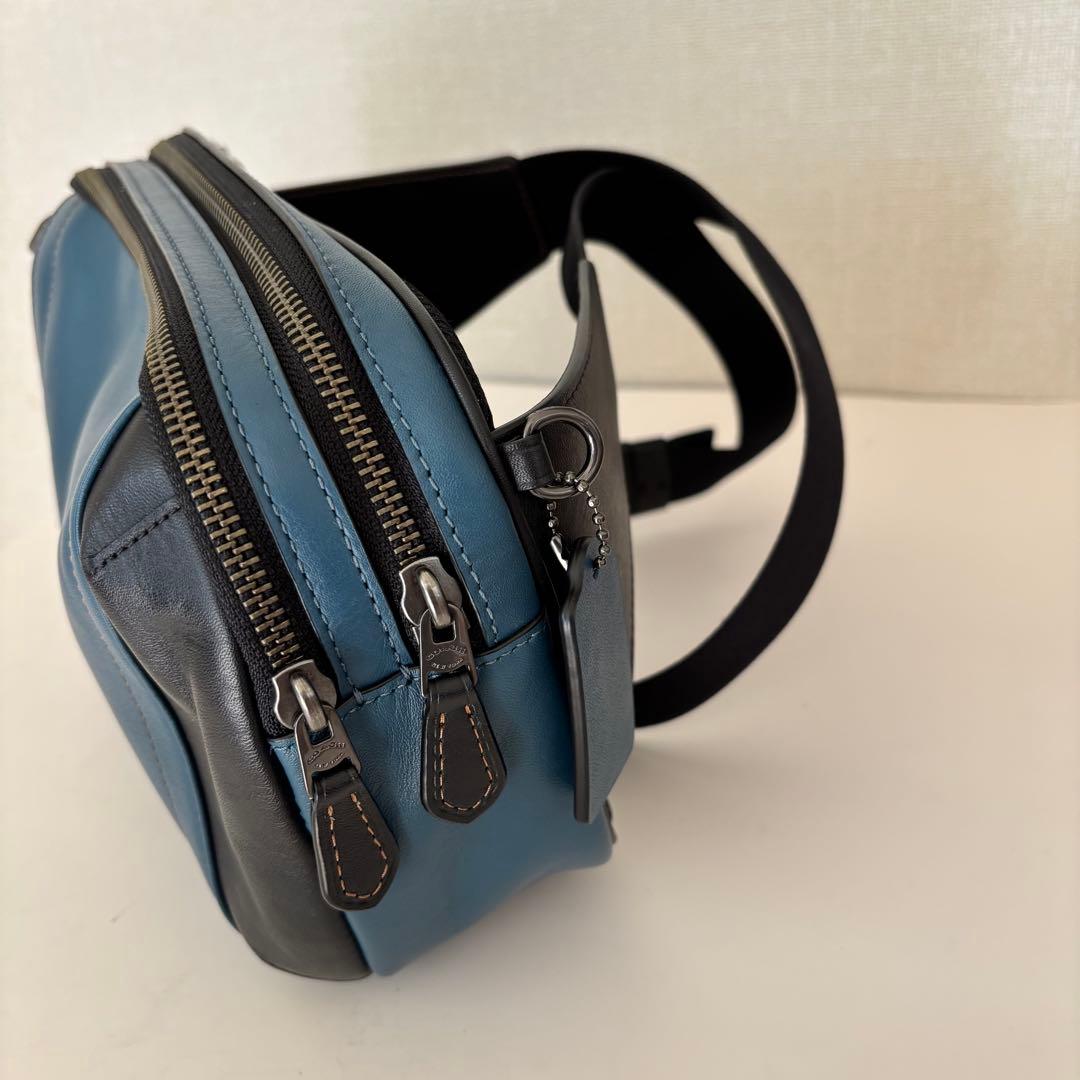 未使用　COACH レザー ボディバッグ 青と黒コンビ