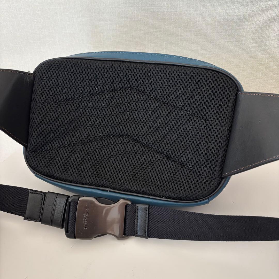 未使用　COACH レザー ボディバッグ 青と黒コンビ