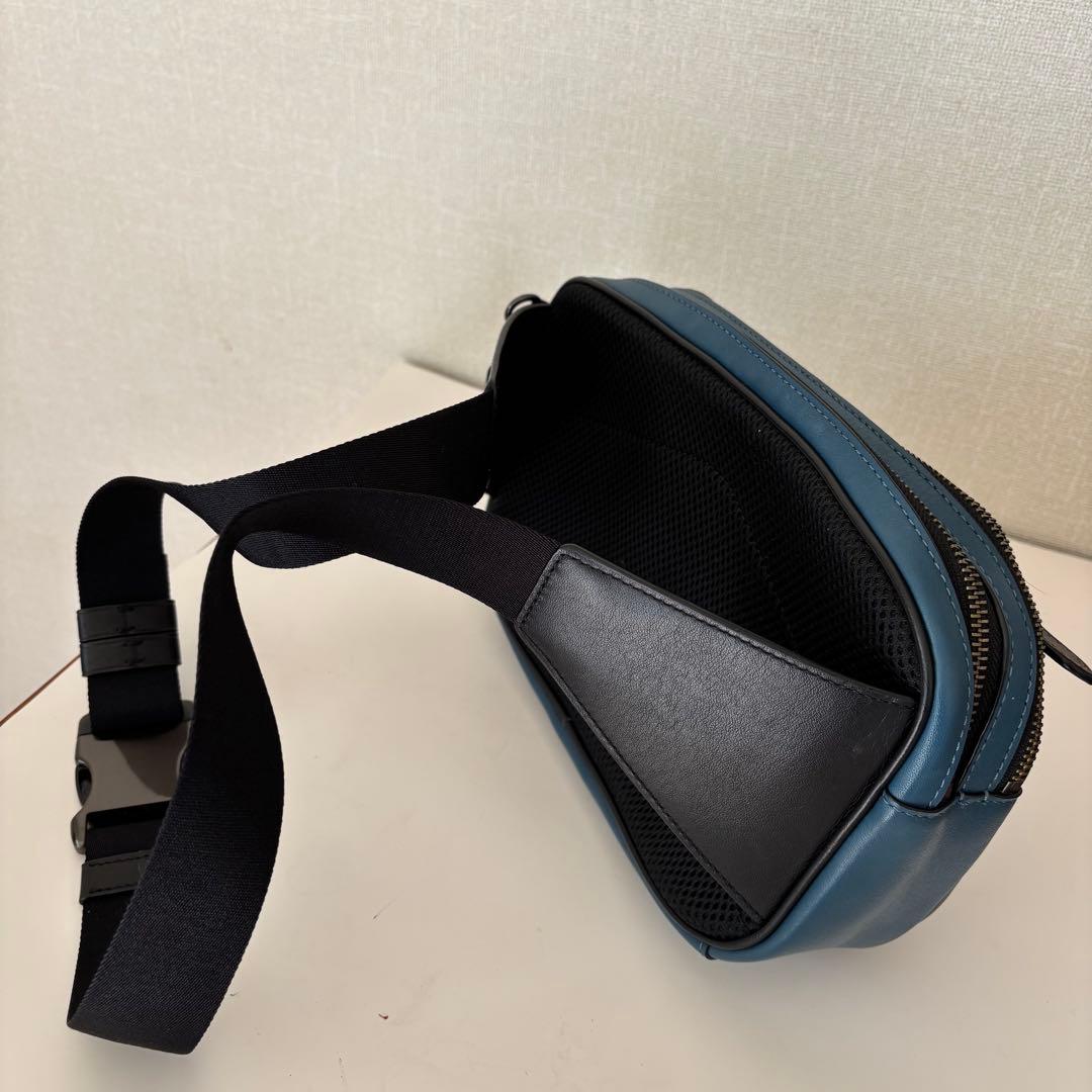 未使用　COACH レザー ボディバッグ 青と黒コンビ