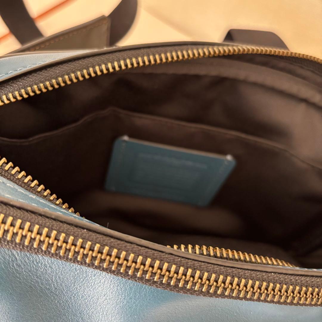 未使用　COACH レザー ボディバッグ 青と黒コンビ