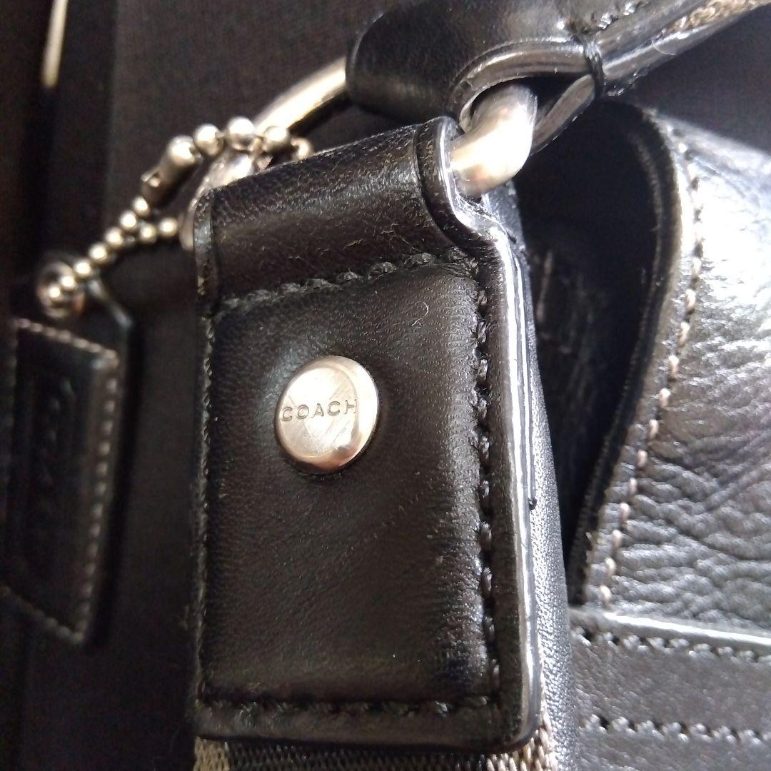 コーチ斜めがけバッグ　　ロゴ型押し　レザー　黒　A4可能