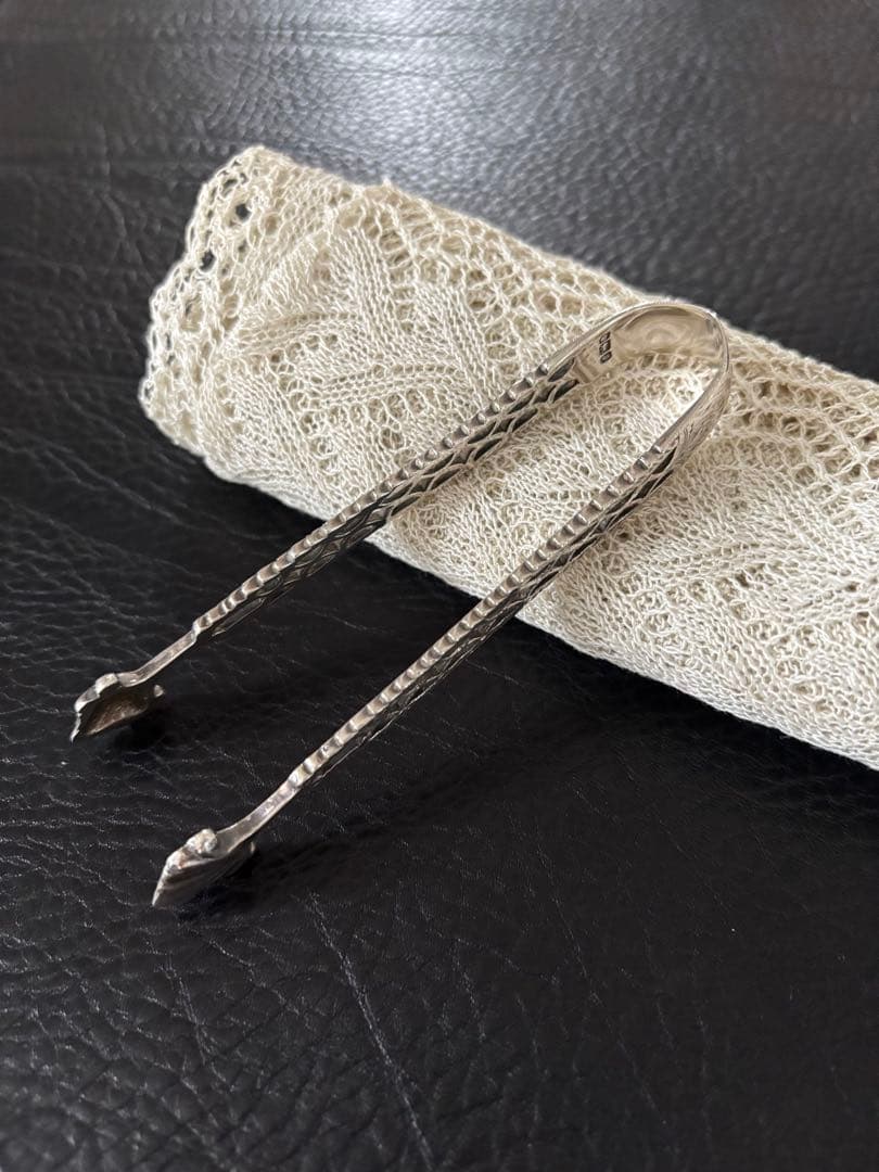 英国製　アンティーク　純銀　シュガートング　透かし彫り