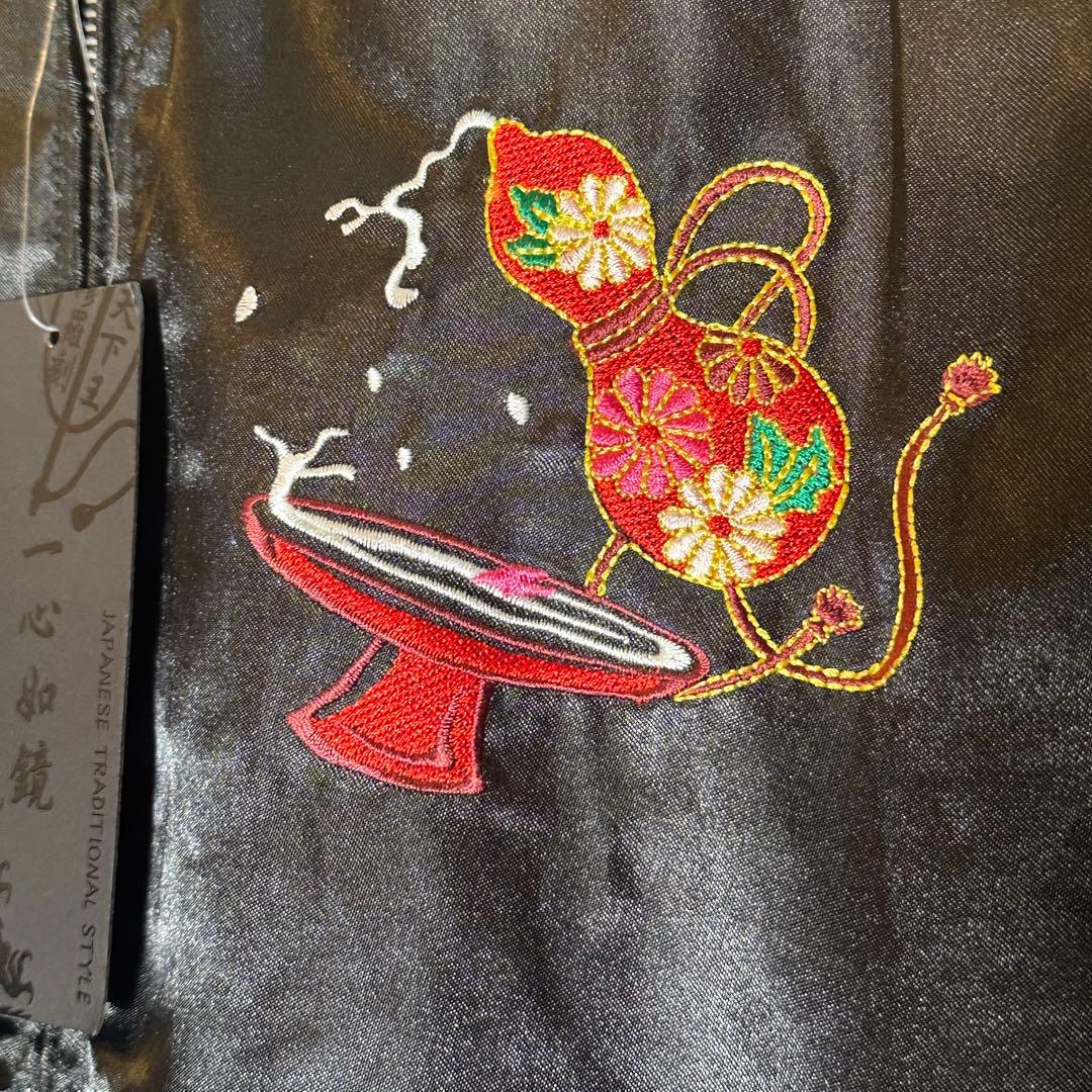 【新品未使用】刺繍スカジャン和柄 黒金M〜Lサテン 桜 富士山 五重塔 ブルゾン