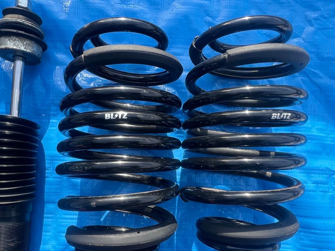 30プリウス車高調 BLITZ