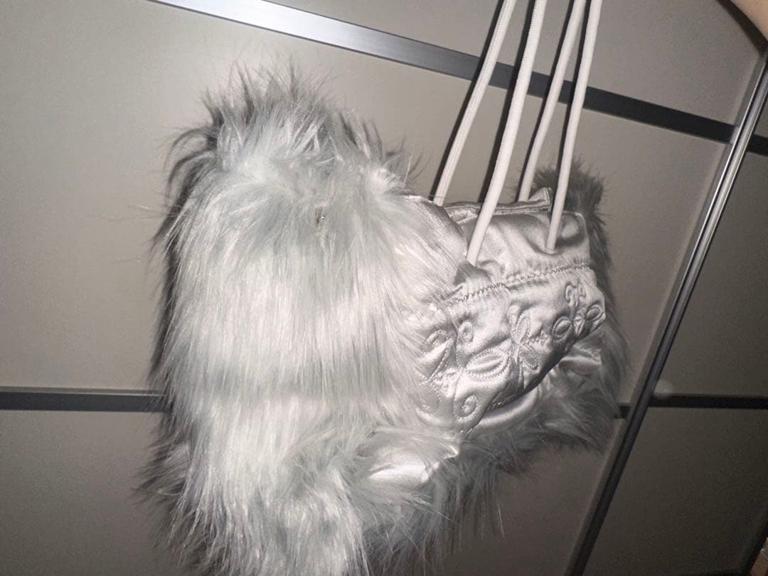 sculptor fluffy slouchy satin bag グレー