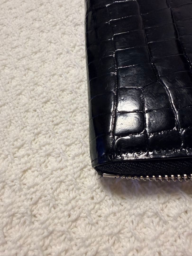 高級感のある本クロコダイル（ワニ革）を使用したラウンドファスナー長財布