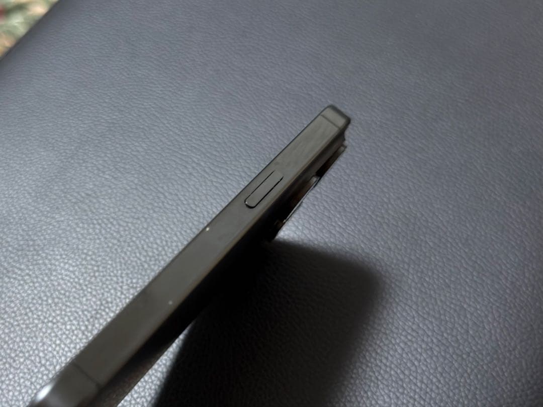 アップル　iPhone 15 Pro 256GB ブラックチタニウム