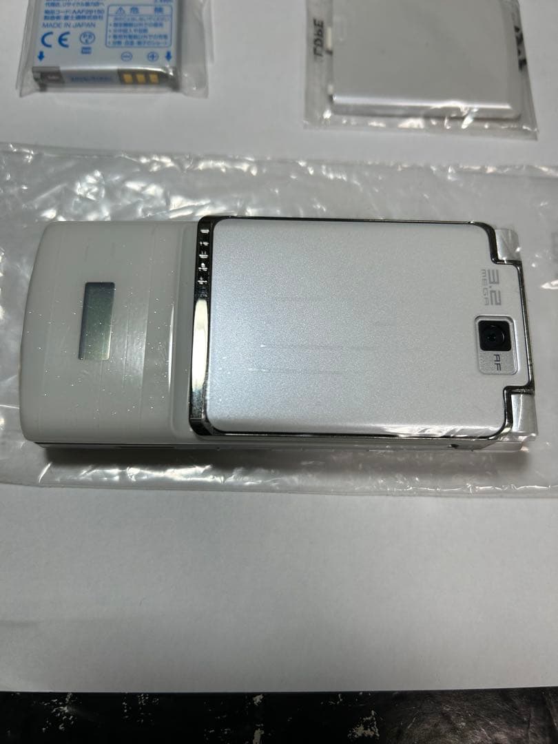 NTT ドコモ　F905i パールホワイト