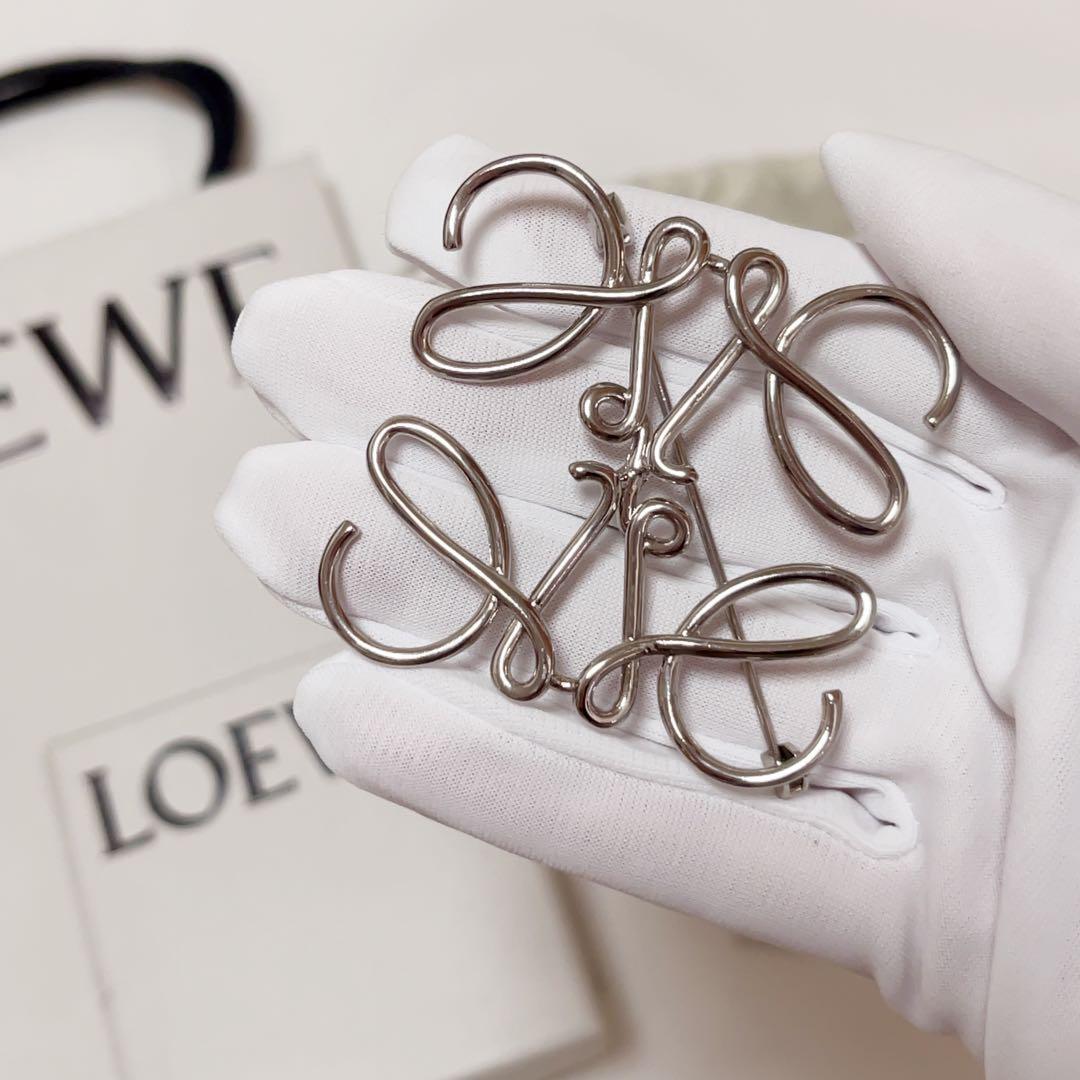 LOEWE（ロエベ）アナグラム ブローチ シルバー