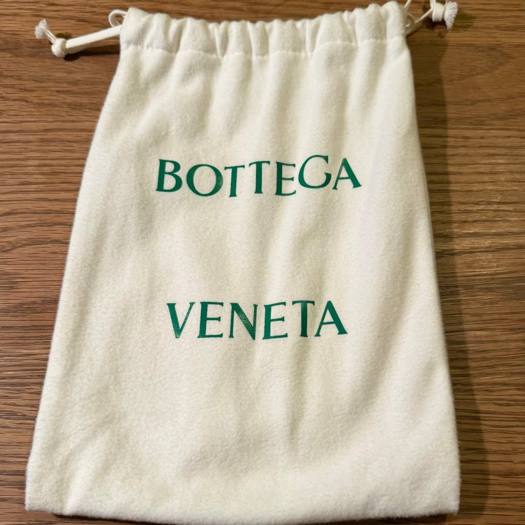 【美品】ボッテガべネタ　カセット　ブラックレザーボディバッグ